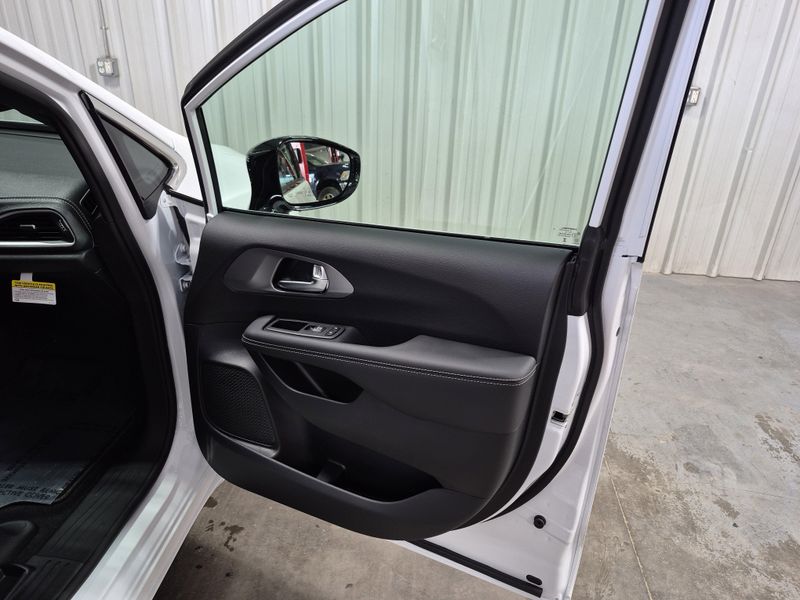 2025 Chrysler Pacifica SelectImage 10
