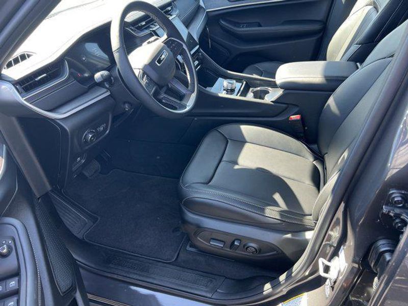 New 2025 Jeep Grand Cherokee L Limited 4x4Image 19