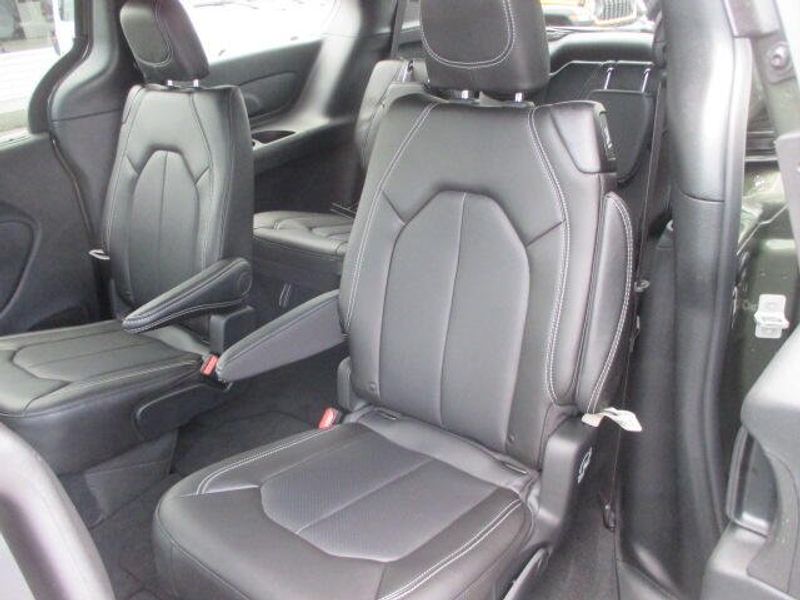 New 2027 Chrysler Pacifica SelectImage 22
