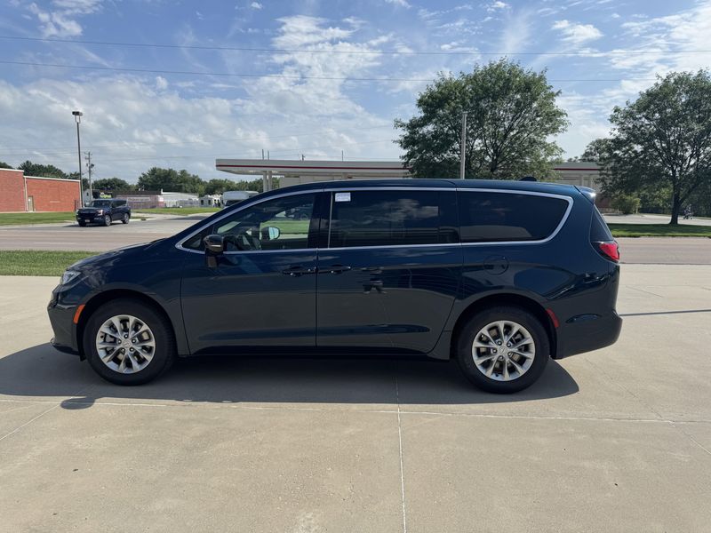 New 2025 Chrysler Pacifica SelectImage 5