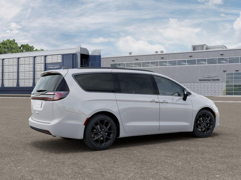New 2026 Chrysler Pacifica Select