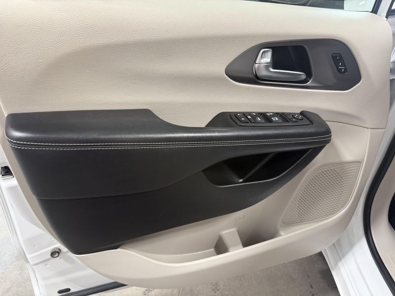 Used 2023 Chrysler Pacifica Touring LImage 19