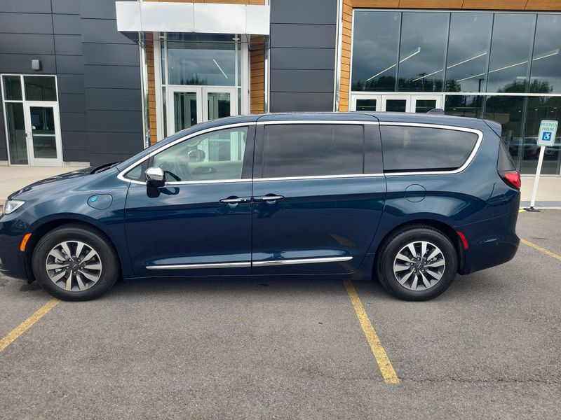 Used 2023 Chrysler Pacifica Hybrid LimitedImage 2