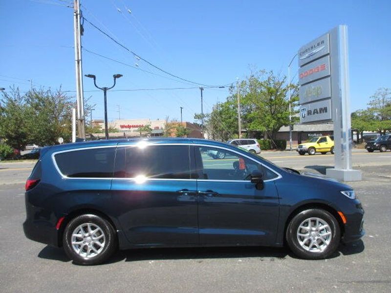 New 2025 Chrysler Pacifica SelectImage 6
