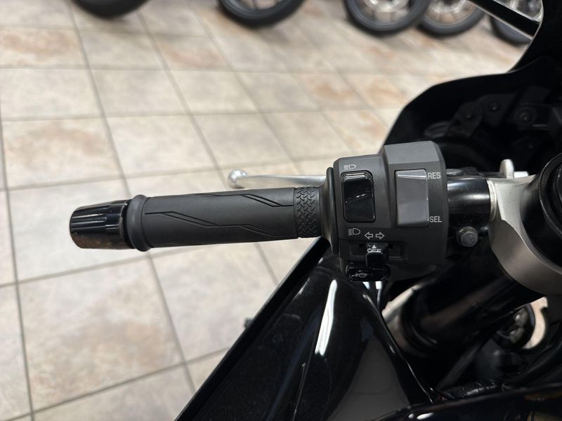 Used 2025 Yamaha YZF-R7 CA Image 22