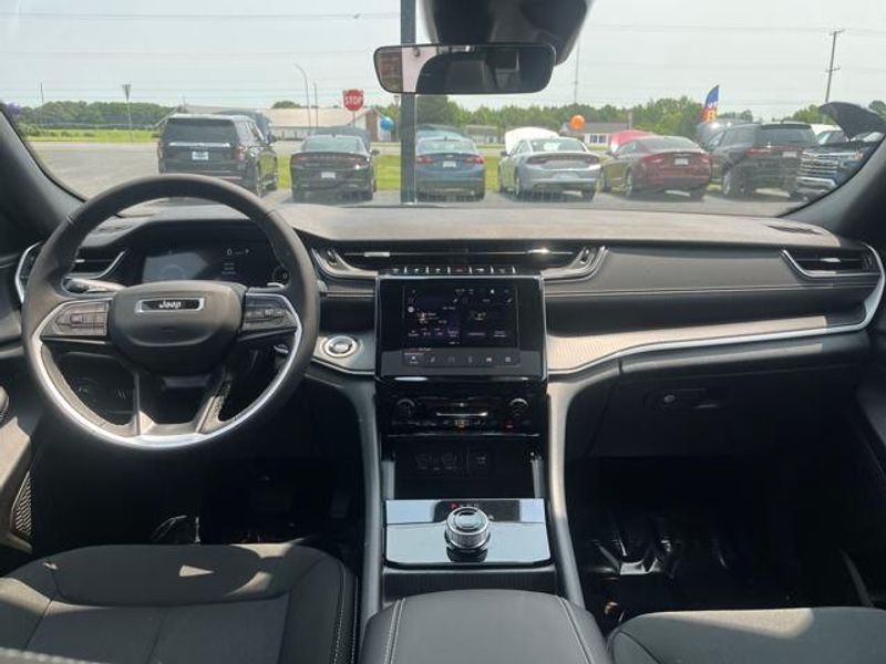 2025 Jeep Grand Cherokee Laredo X 4x4