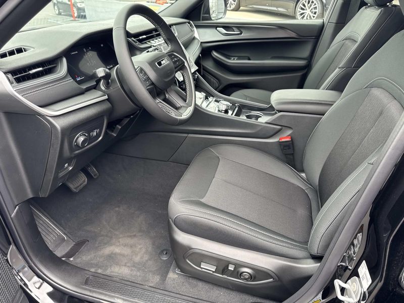 New 2026 Jeep Grand Cherokee L Laredo 4x2