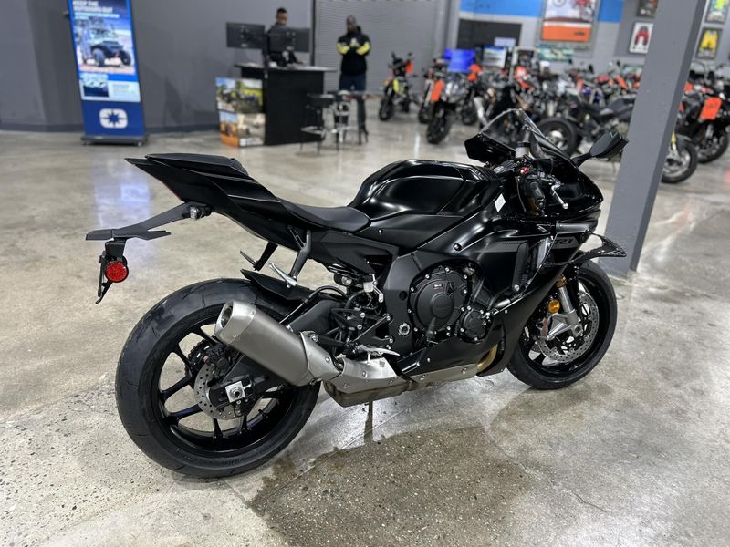 2025 Yamaha YZF-R1 Image 4