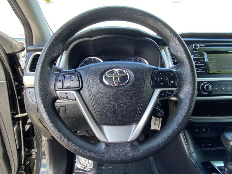 Used 2018 Toyota Highlander LEImage 25