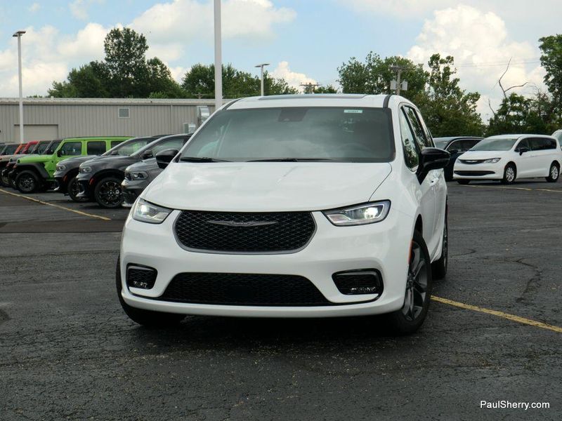 New 2026 Chrysler Pacifica Select