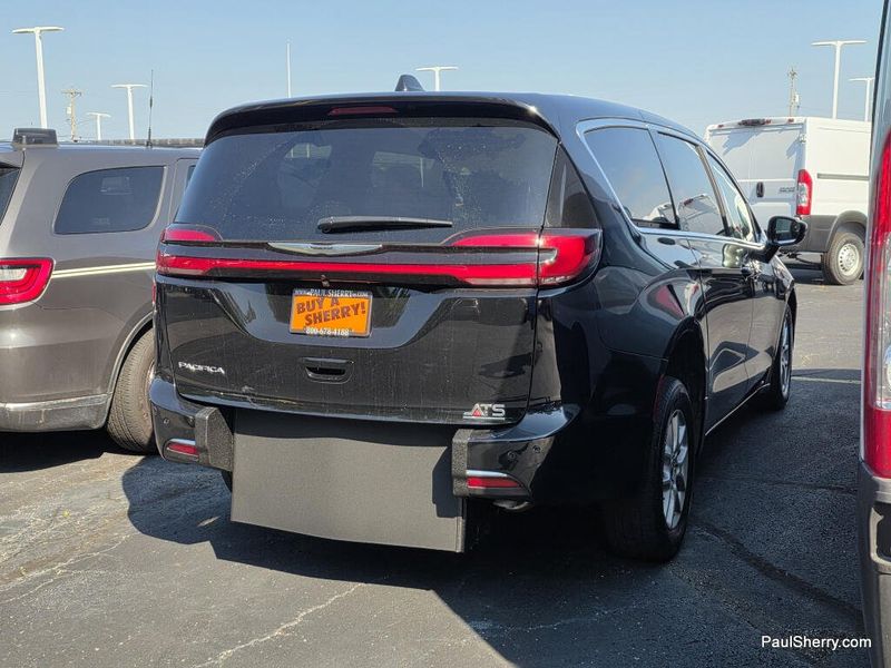 Used 2026 Chrysler Pacifica Select