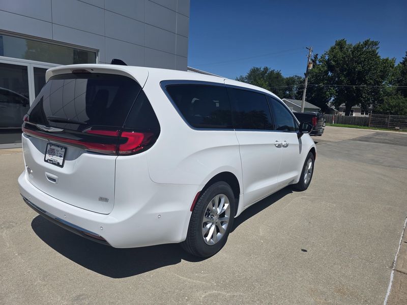 New 2025 Chrysler Pacifica SelectImage 7