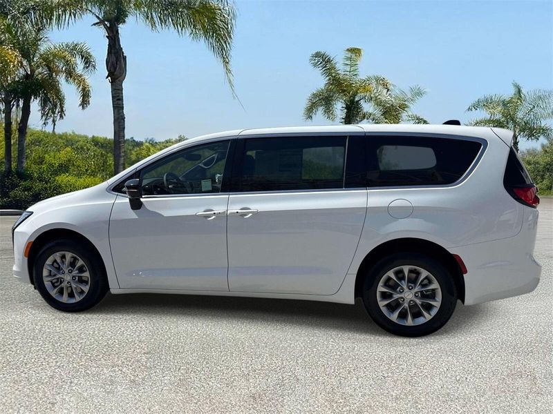 New 2027 Chrysler Pacifica Select Awd