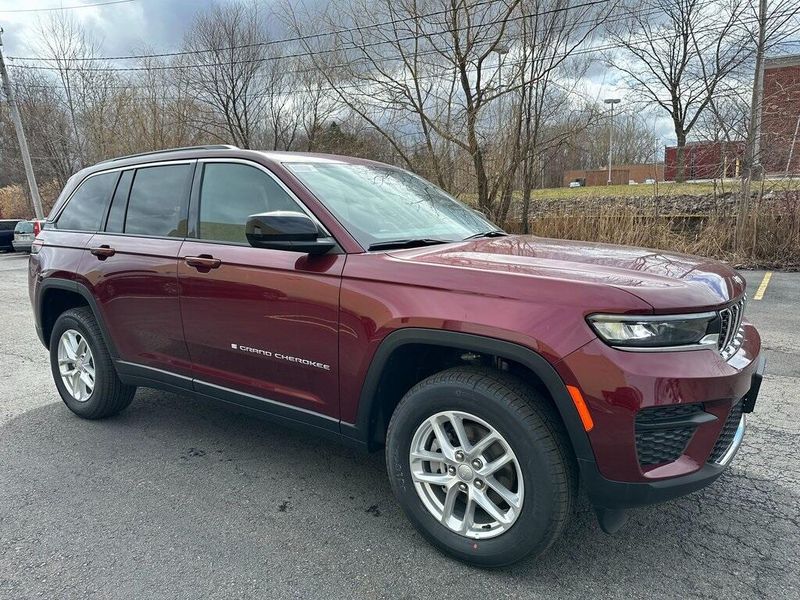 2025 Jeep Grand Cherokee Laredo X 4x4Image 1