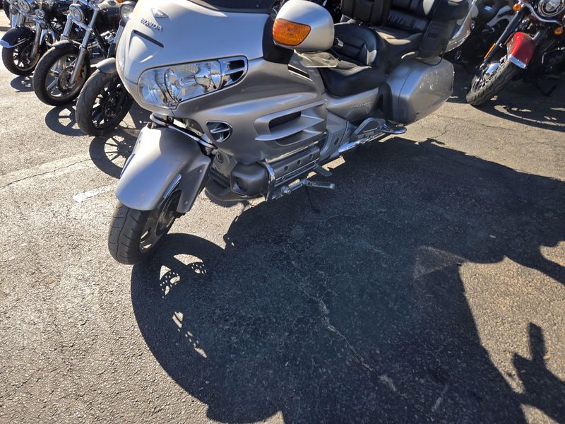 USED 2005 HONDA GOLD WING Image 3