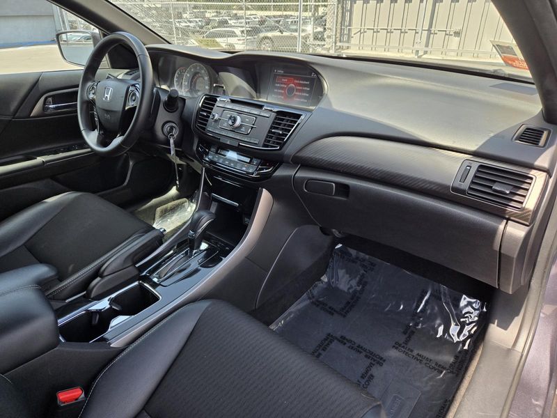 2017 Honda HR-V LX photo 26