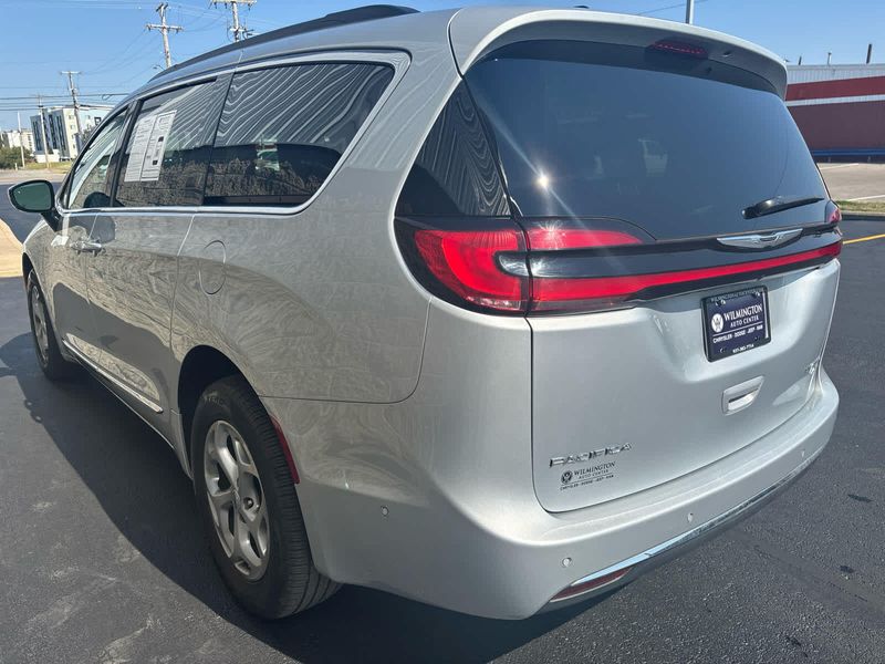 2023 Chrysler Pacifica Limited photo 6