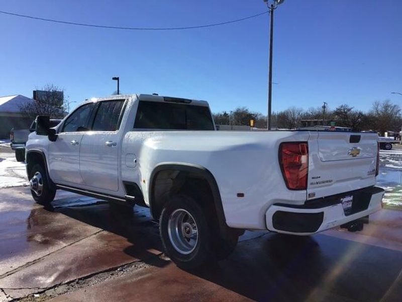 2022 Chevrolet Silverado 3500HD High CountryImage 3