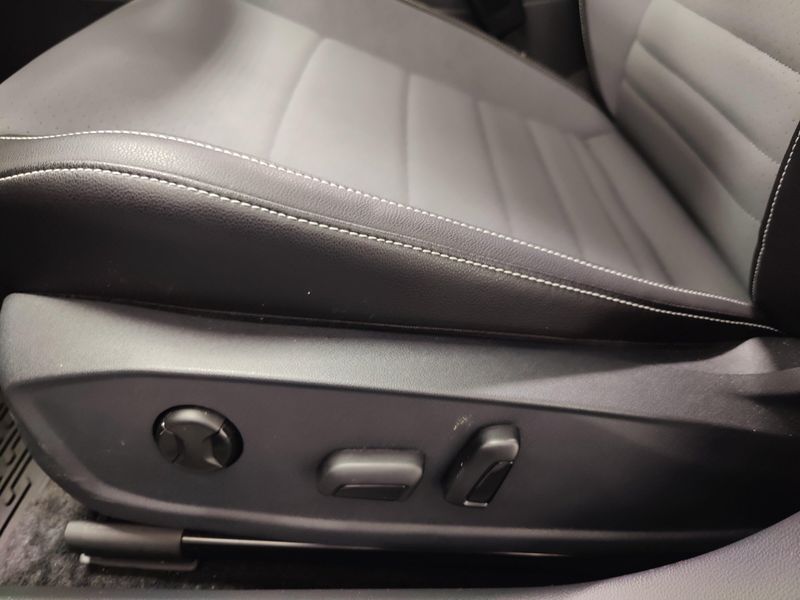 Used 2026 Volkswagen Jetta SE w/SunroofImage 12
