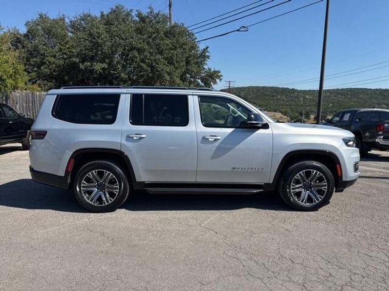 2024 Jeep Wagoneer Base photo 3