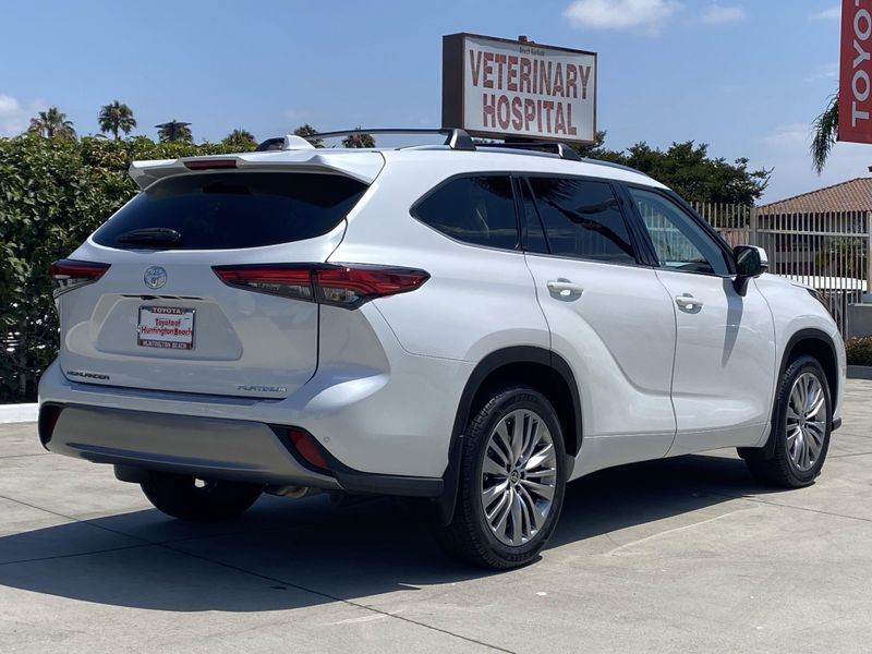 New 2023 Toyota Highlander PlatinumImage 3