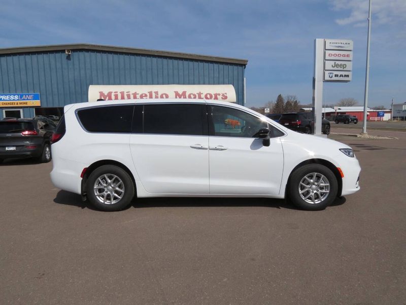 New 2026 Chrysler Voyager LxImage 1