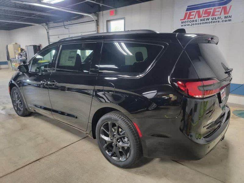 2026 Chrysler Pacifica Limited photo 4