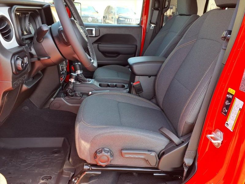 2025 Jeep Wrangler Unlimited Willys photo 8