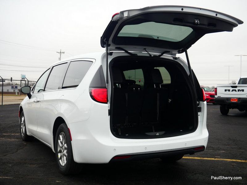 New 2026 Chrysler Voyager Lx