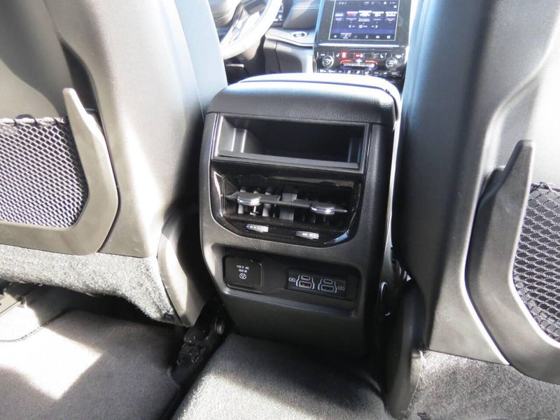 Used 2024 Jeep Grand Cherokee Laredo 4x4 4dr SUVImage 10