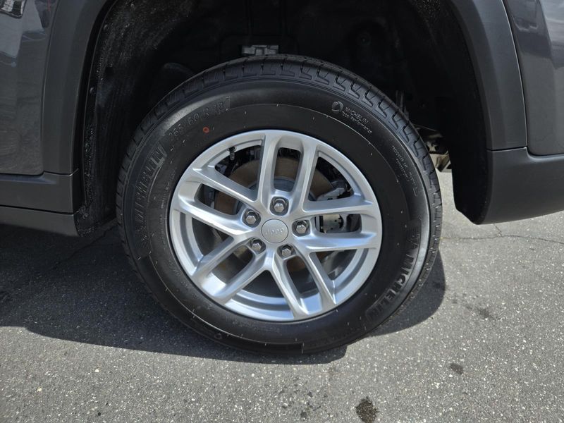 New 2026 Jeep Grand Cherokee Laredo 4x2