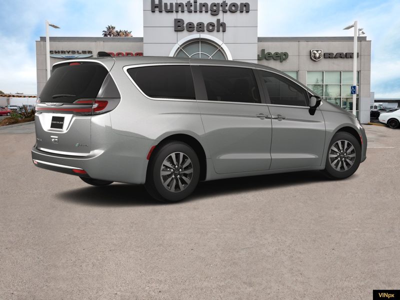 2024 Chrysler Pacifica Hybrid SelectImage 8