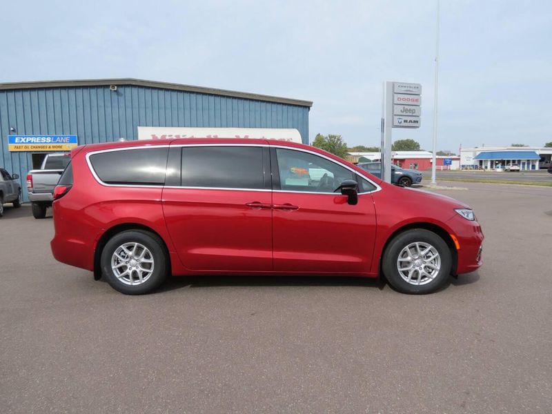 New 2026 Chrysler Pacifica SelectImage 1