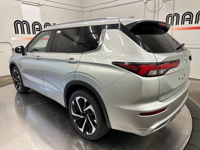 2024 Mitsubishi Outlander SELImage 8