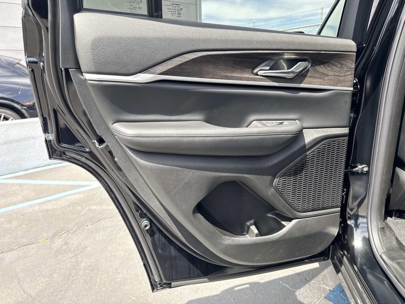 New 2026 Jeep Grand Cherokee Laredo Altitude 4x2