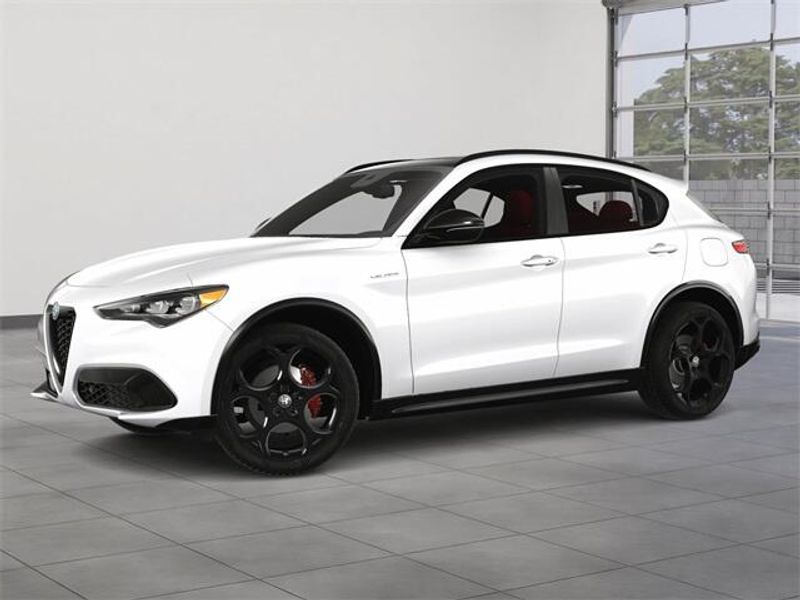 2025 Alfa Romeo Stelvio Sprint photo 2