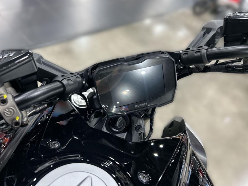 2024 Ducati DIAVEL V4 - DEMO Image 17