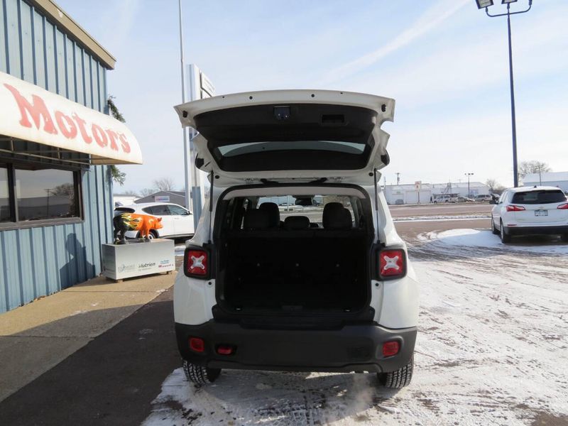 2023 Jeep Renegade Trailhawk 4x4 4dr SUVImage 27