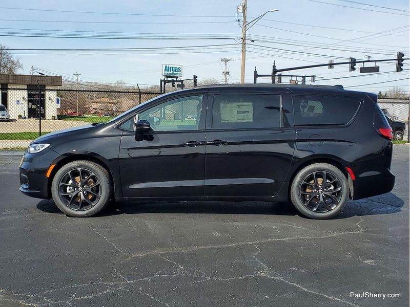 New 2026 Chrysler Pacifica Select