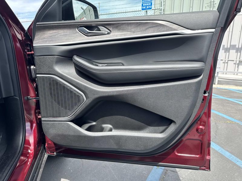 New 2026 Jeep Grand Cherokee Limited 4x2