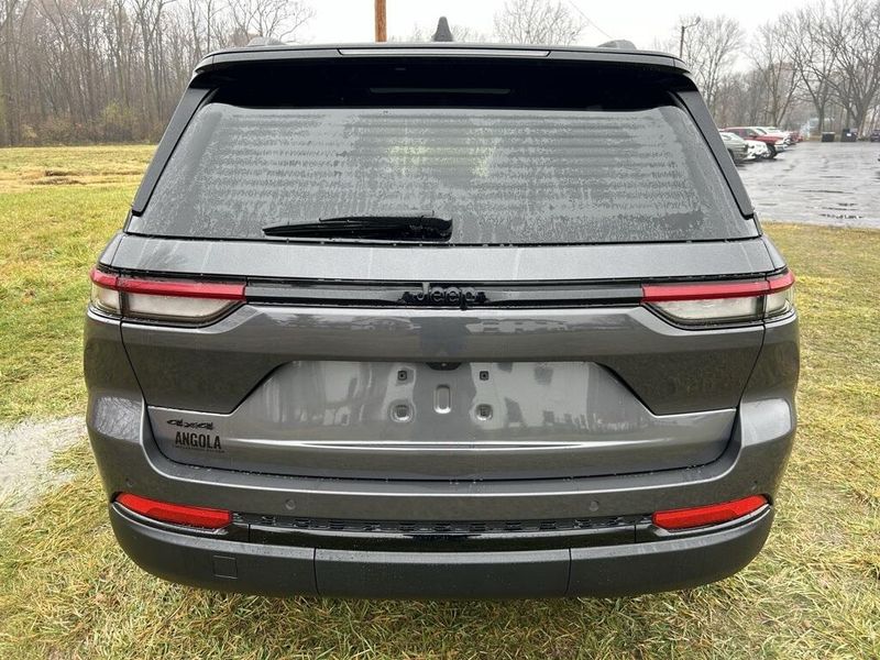 2025 Jeep Grand Cherokee Limited photo 4