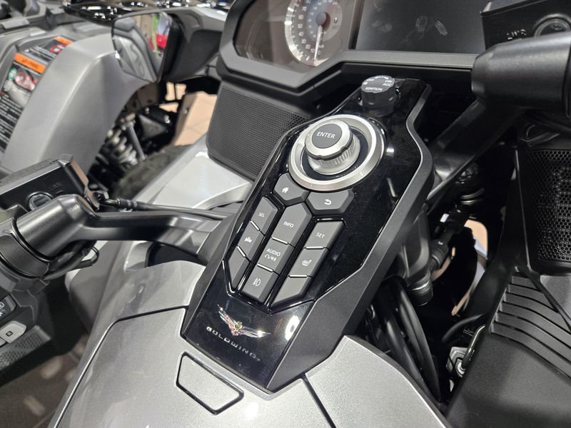 New 2025 Honda GOLD WING TOUR LIGHT SILVER METALLIC Image 7