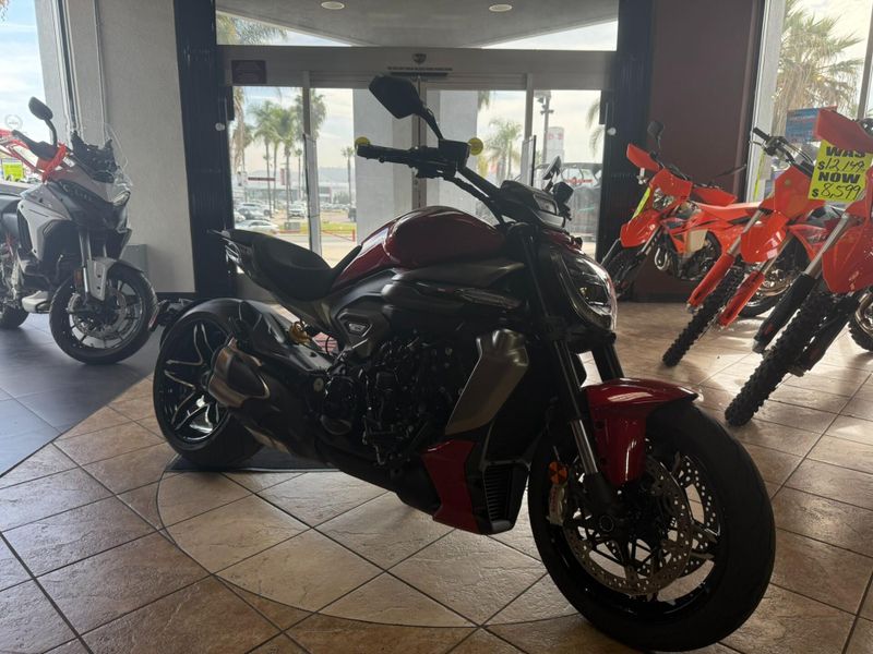 New 2026 Ducati X DIAVEL V4 Image 4