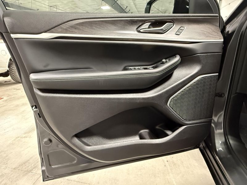 New 2026 Jeep Grand Cherokee Limited 4x4Image 23