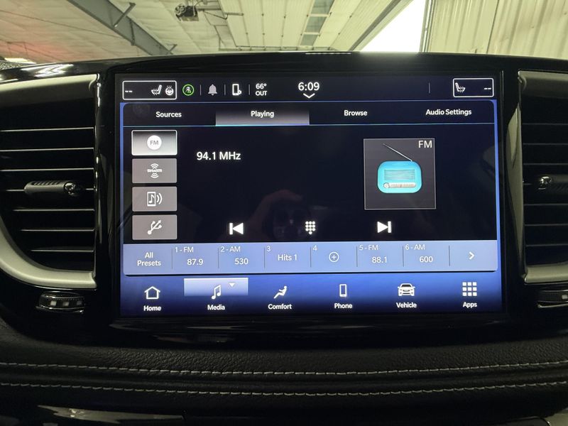 Used 2024 Chrysler Pacifica Touring LImage 25