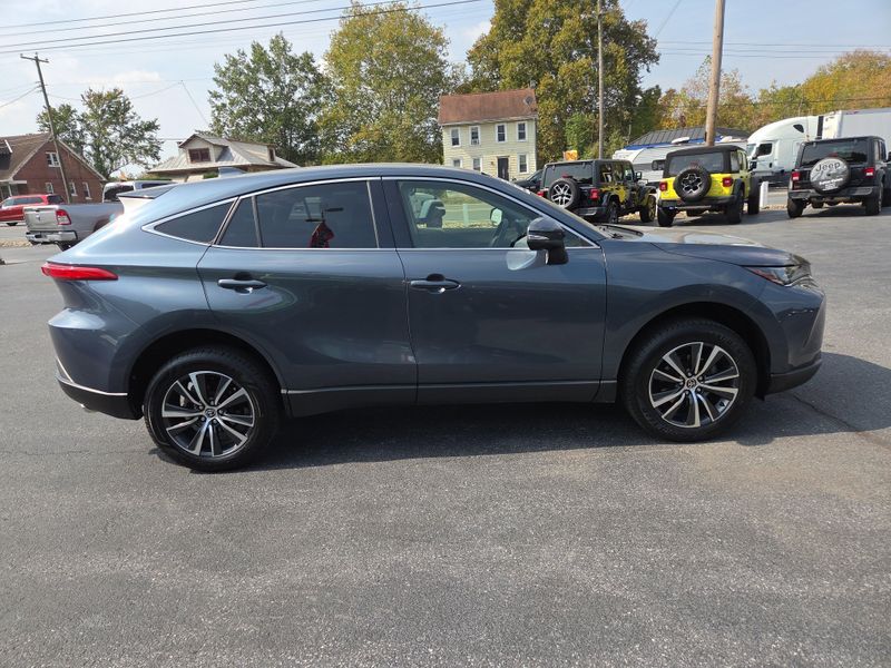 2022 Toyota Venza LE photo 2
