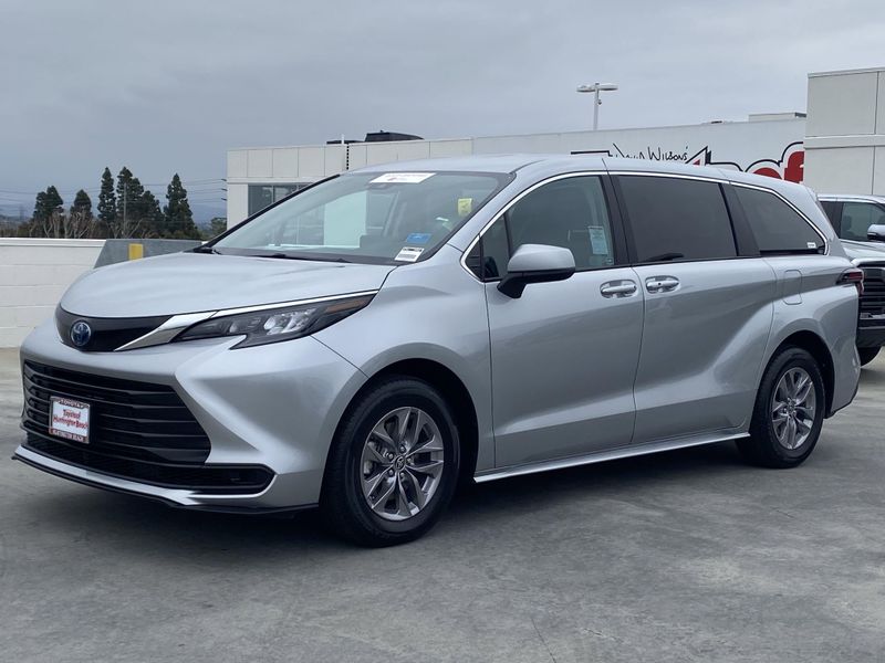 2024 Toyota Sienna LEImage 8