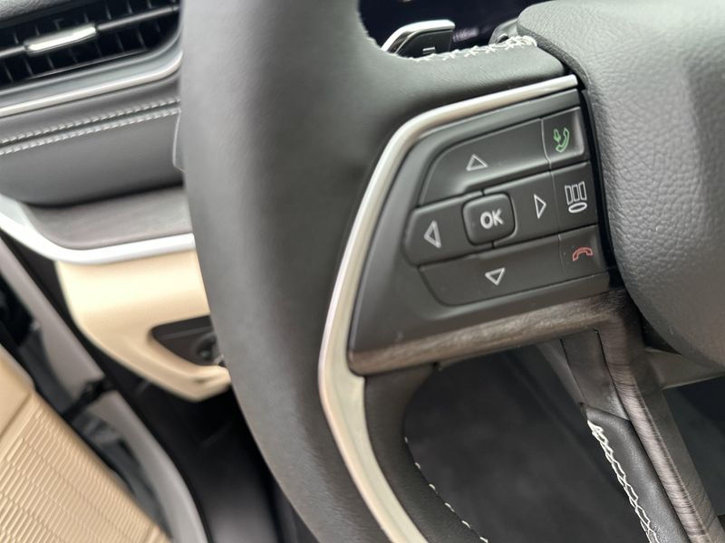 New 2025 Jeep Grand Cherokee L Limited 4x4Image 23