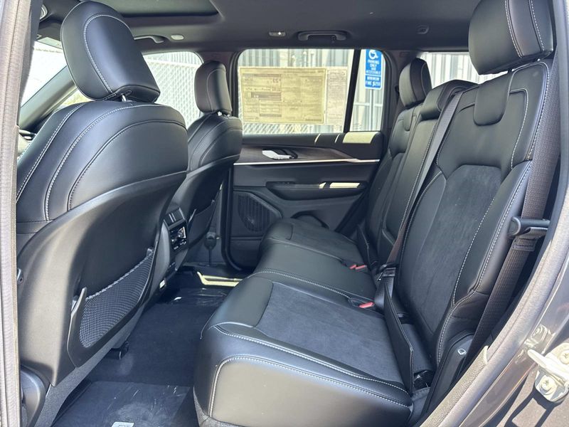 New 2026 Jeep Grand Cherokee Laredo Altitude 4x2