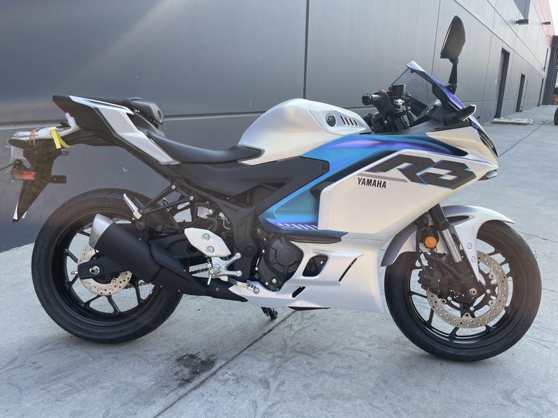 New 2025 Yamaha YZF-R3 ABS Image 2